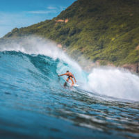 Surfer sur une vague en Indonésie
